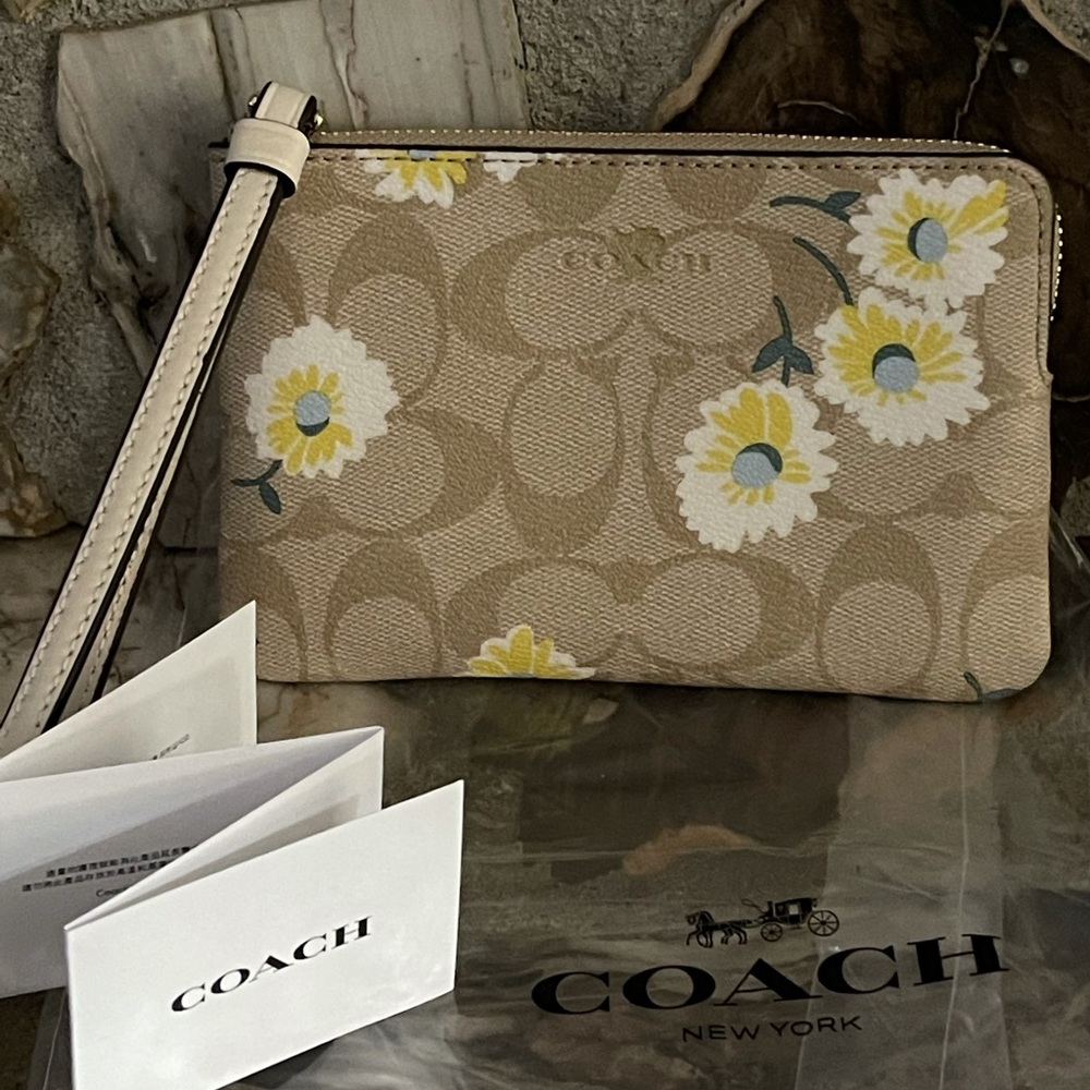 NEW COACH CORNER ZIP WRISTLET